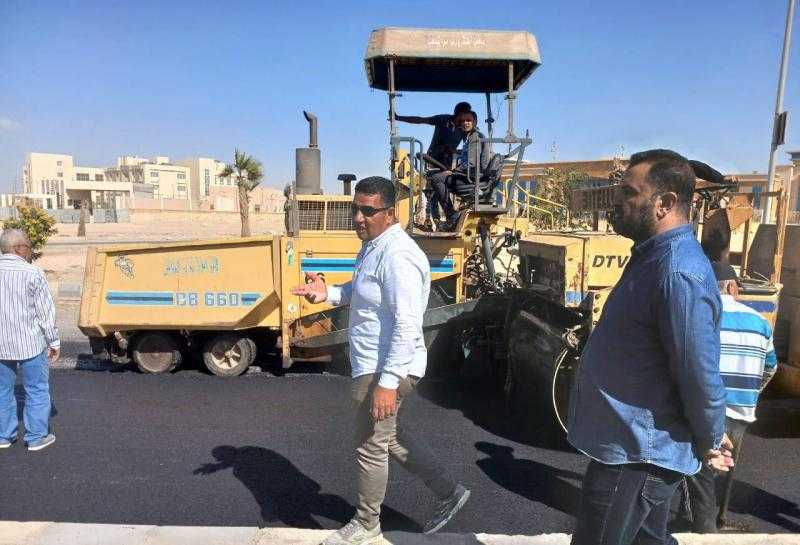 وزير الإسكان: جار رفع كفاءة منظومة الطرق بعدة مدن جديدة| صور