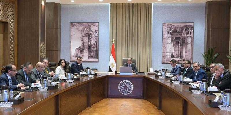 رئيس الوزراء يناقش مسودة قانون إنشاء مناطق المال والأعمال