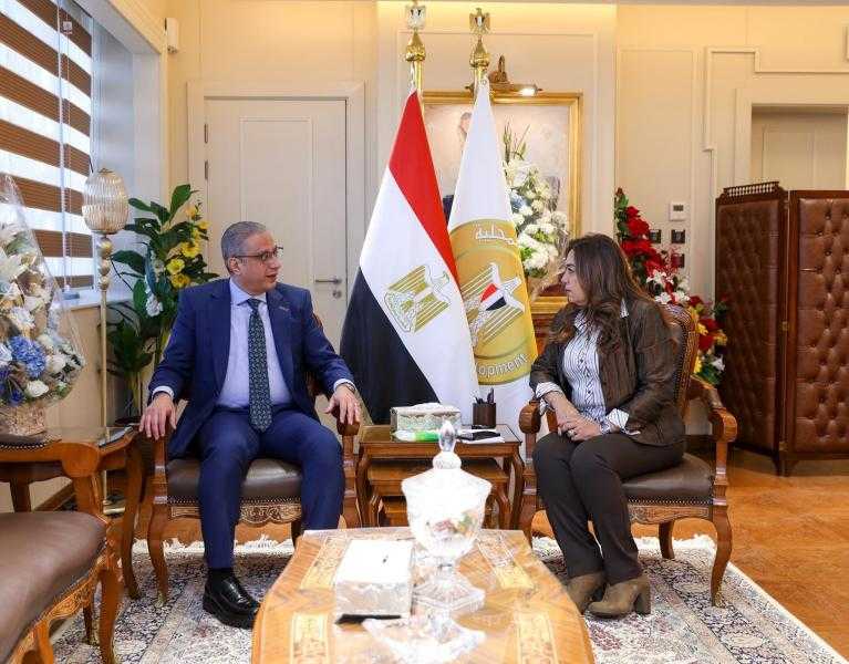 وزيرة التنمية المحلية تتابع مع محافظ الفيوم تنفيذ مبادرة «بداية»