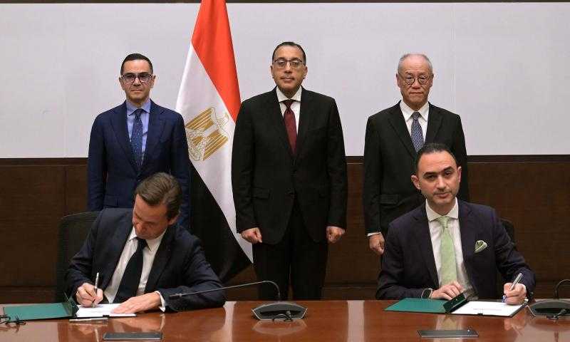 ”نيسان” توقع عقد تصنيع طراز ثالث بمصنعها في مصر| صور