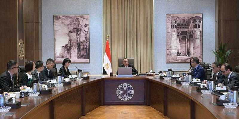 رئيس الوزراء يلتقي رئيسة شركة ”نيو هوب” الصينية المتخصصة في تصنيع الأعلاف