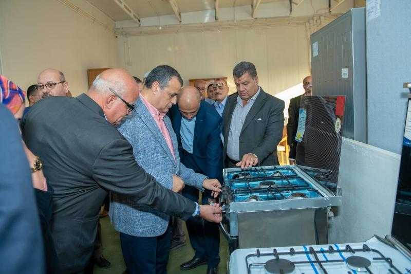 وزير الإنتاج الحربي يتفقد معرض المنتجات المدنية بمصنع 99 الحربي| صور
