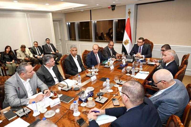 وزير الإسكان يتابع سير العمل بالمشروعات التي تنفذها شركة ”أبناء حسن علام”
