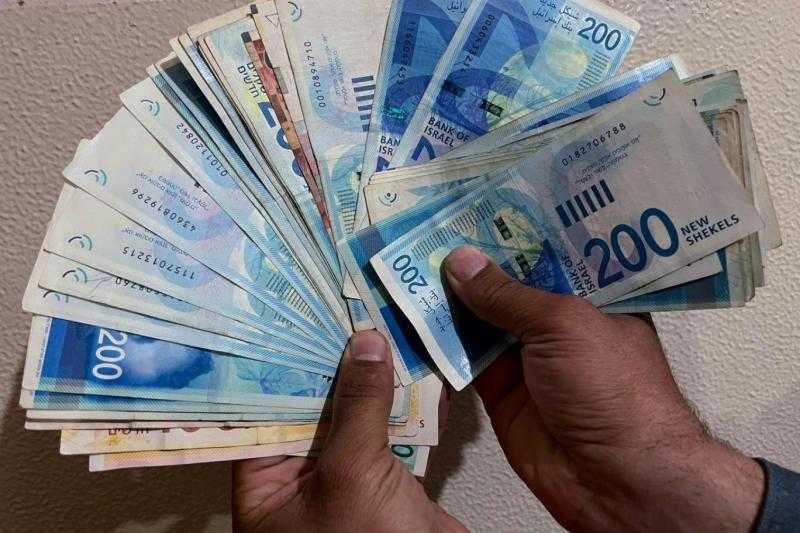 السلطة الفلسطينية تدفع 70% من رواتب موظفيها مع استمرار أزمتها المالية