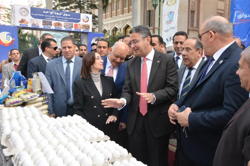 وزير التموين والتجارة الداخلية ومحافظ البحيرة يفتتحان سوق اليوم الواحد بمركز دمنهور
