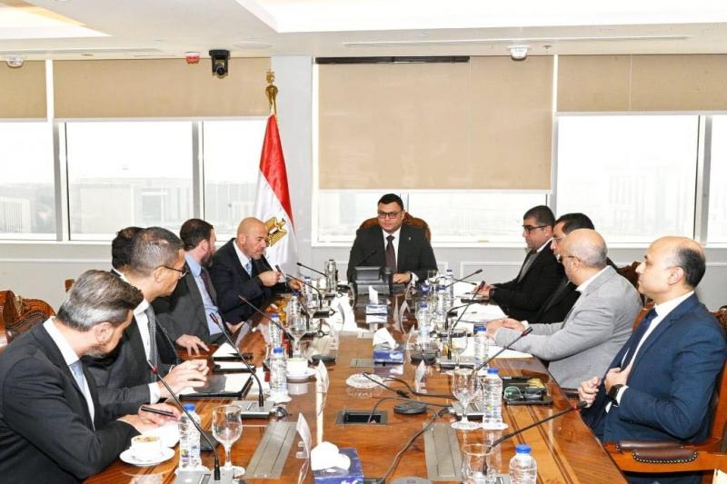 وزير الإسكان يناقش مقترح مشروع مستشفى عالمى بالعاصمة الإدارية الجديدة