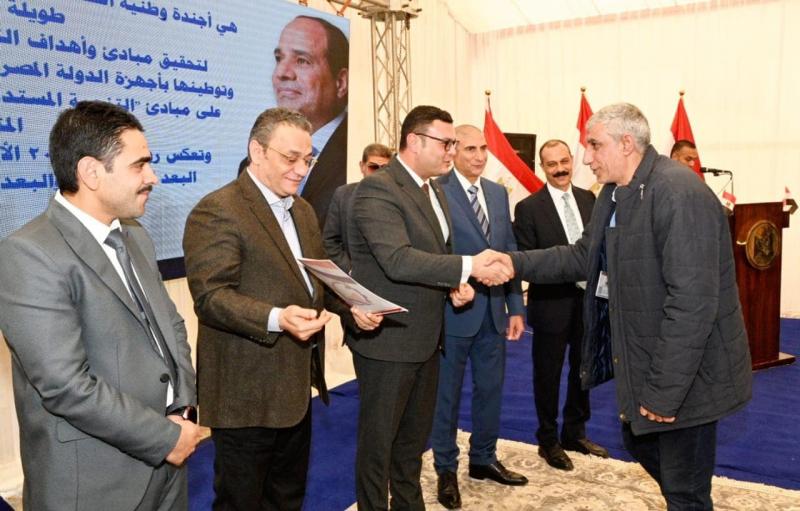 وزير الإسكان يسلم عددا من محاضر استلام الأراضى المضافة لمدينة العبور الجديدة لمستحقيها