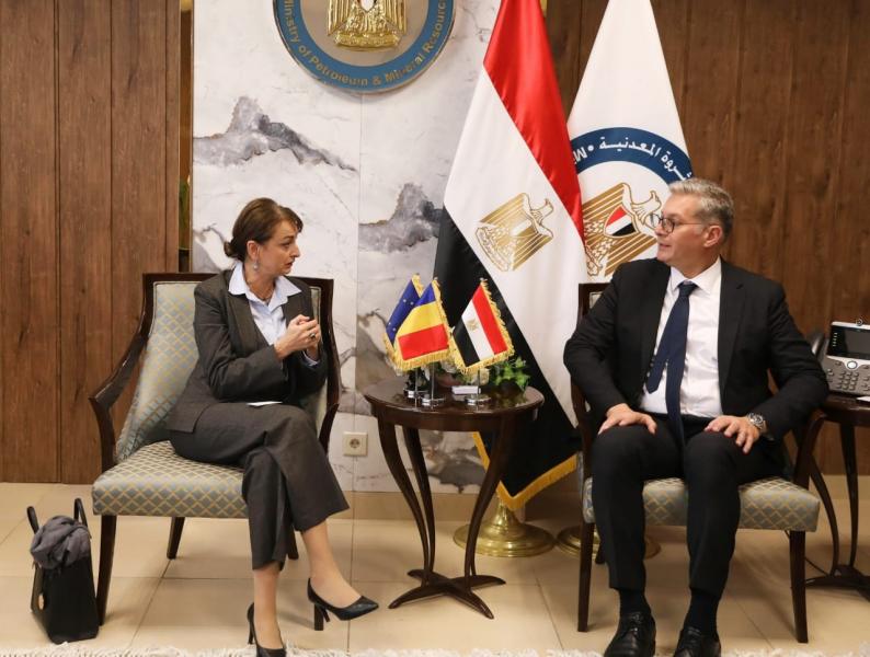وزير البترول يستقبل سفيرة رومانيا ورئيس ”سي اي اس جاز” لبحث التعاون المشترك