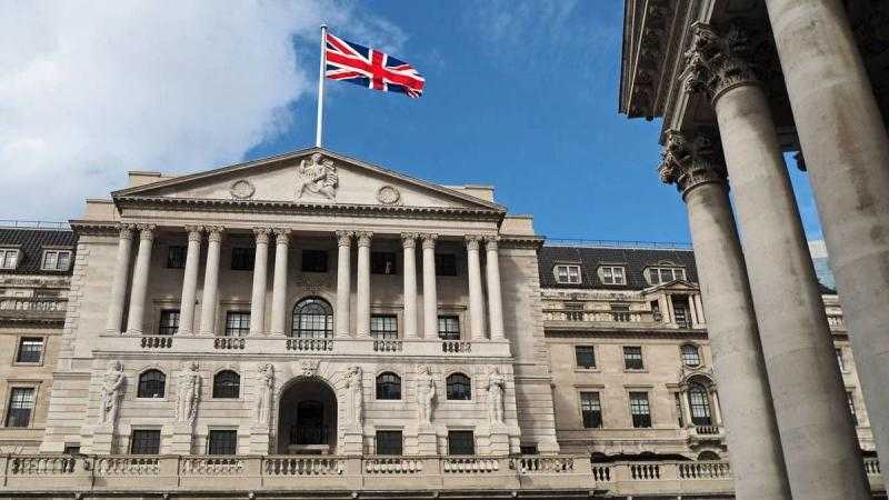 بنك إنجلترا يخفض أسعار الفائدة إلى 4.25% ويتوقع تأثر النمو بالرسوم