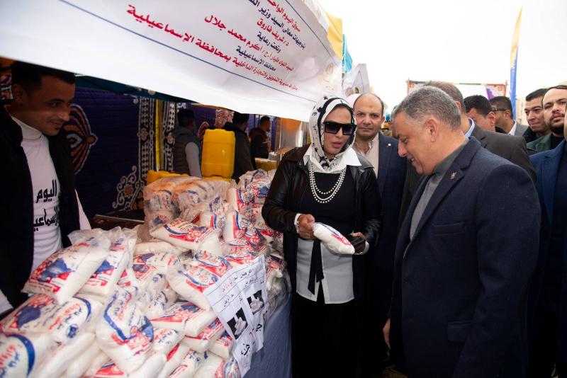 محافظ الإسماعيلية يفتتح سوق اليوم الواحد بالتعاون مع ”التموين”| صور