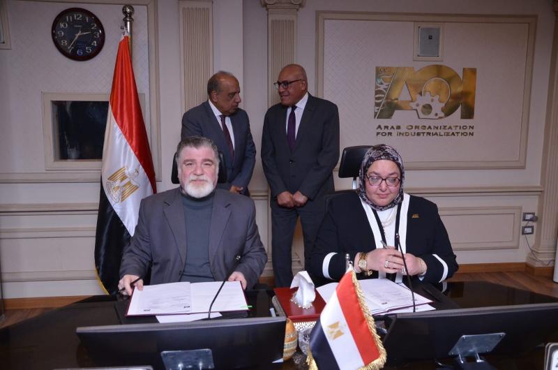 وزير الكهرباء يشهد مراسم توقيع عقد إنشاء مشروع صناعي مشترك للألواح الشمسية