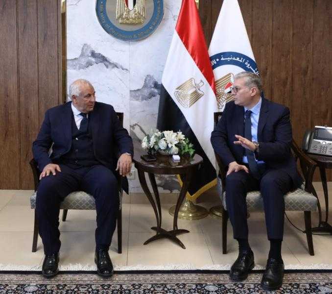 وزير البترول ومحافظ الوادي الجديد يبحثان التعاون للاستغلال الأمثل للخامات التعدينية
