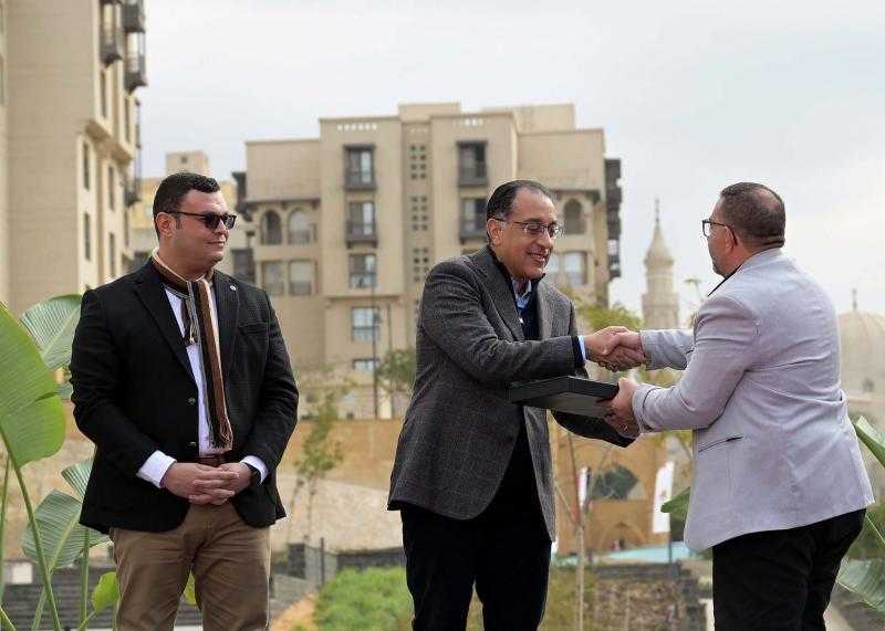 رئيس الوزراء يُسلم عقود الوحدات السكنية بمشروع ”أرابيسك” بسور مجرى العيون| صور