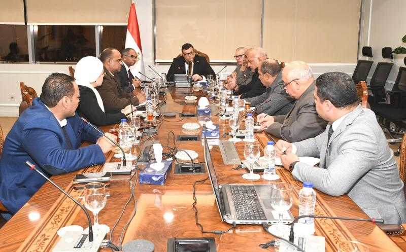 وزير الإسكان يبحث مع أعضاء البرلمان شكاوى ضعف المياه بعدة مناطق في أسوان