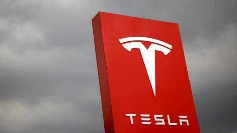 سهم تسلا يتراجع 7.5% والقيمة السوقية تهبط دون تريليون دولار