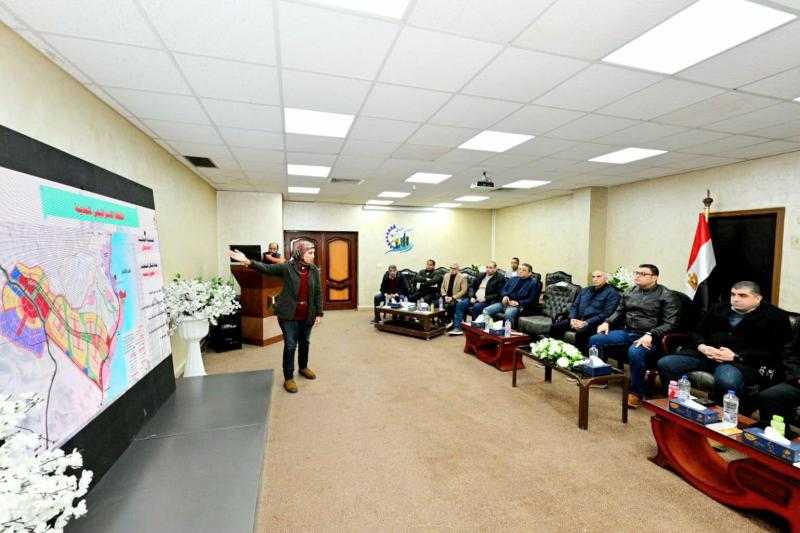 وزير الإسكان يتابع المشروعات المنفذة والفرص الاستثمارية بـ”السويس الجديدة”