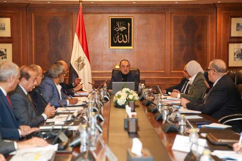 وزير قطاع الأعمال العام يتابع مشروعات الشركات التابعة بمجالي السياحة والغزل والنسيج
