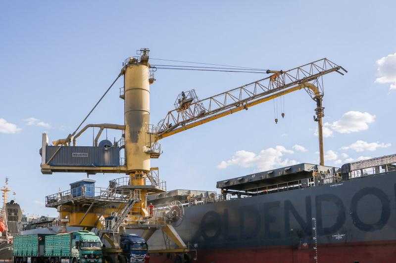ميناء دمياط يستقبل 121 ألف طن قمح أسترالي لصالح القطاع الخاص
