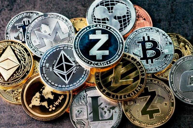 العلاقة بين الأخبار الاقتصادية العالمية وسوق العملات الرقمية