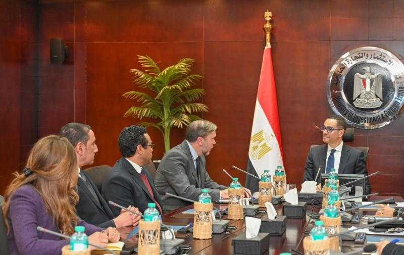 وزير الاستثمار يستعرض مع وفد شركة بى إس إتش مصر إنتاج الأجهزة المنزلية
