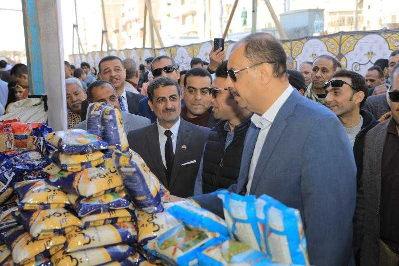 ”التموين” تفتح سوق اليوم الواحد بـ”طما” في سوهاج| صور