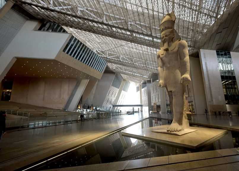 قبيل افتتاحه.. مجلس الوزراء يستعرض إمكانات المتحف المصري الكبير والجوائز العالمية التي حصدها| إنفوجراف