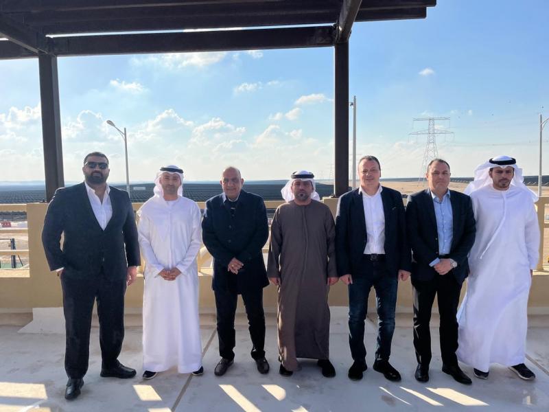 وزير الكهرباء يزور محطة الظفرة للطاقة الشمسية بالإمارات