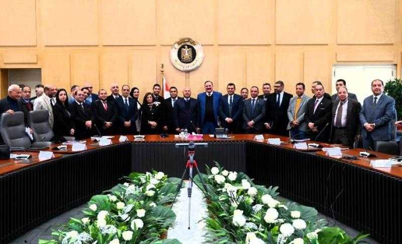 كامل الوزير يعقد اجتماعا مع رؤساء 35 شركة استثمارية صناعية