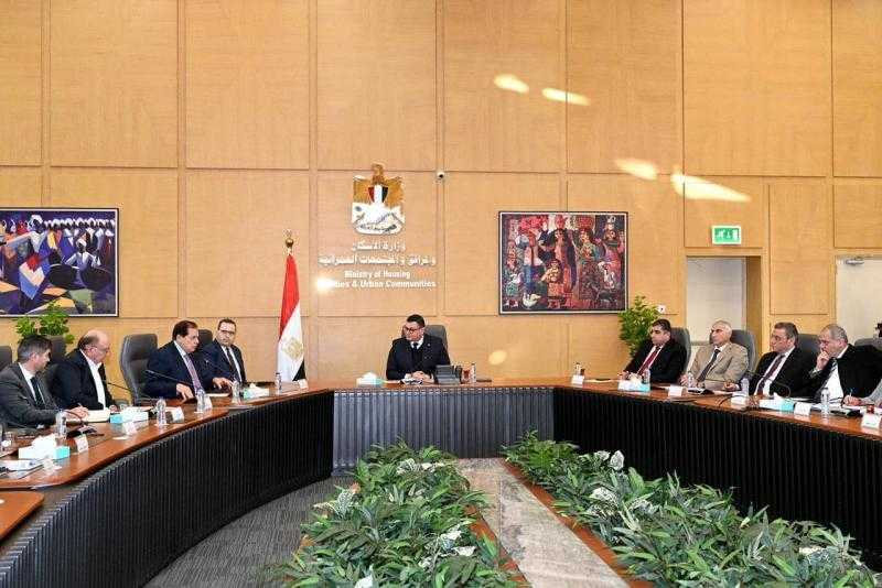 وزير الإسكان يلتقى مجموعة من المطورين وممثلى الكيانات العاملة بالساحل الشمالي الغربى