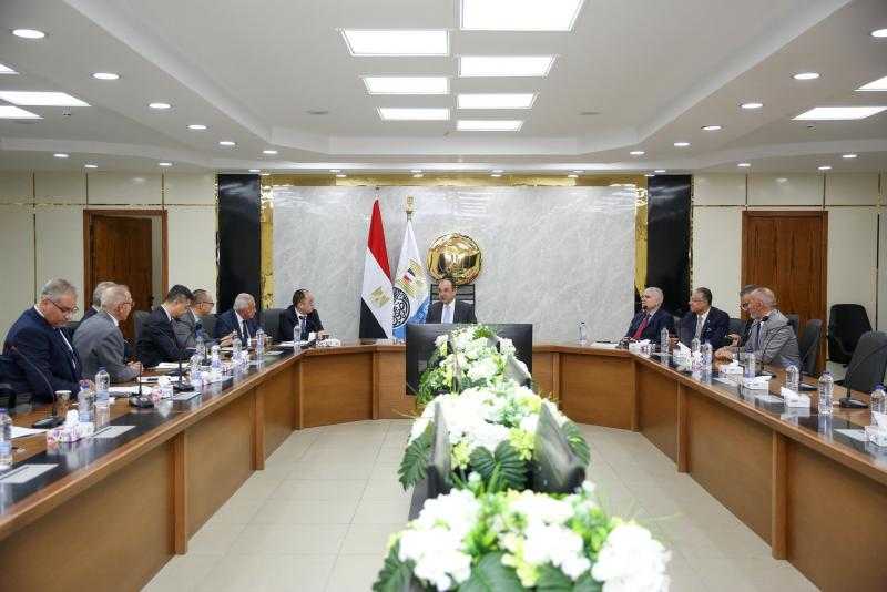 وزير قطاع الأعمال العام يبحث التعاون مع شركة صينية في تصنيع إطارات السيارات