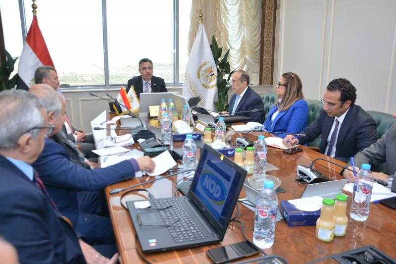 وزير التموين يناقش خطة ”النيل للزيوت والمنظفات” للتوسع وزيادة الإنتاج
