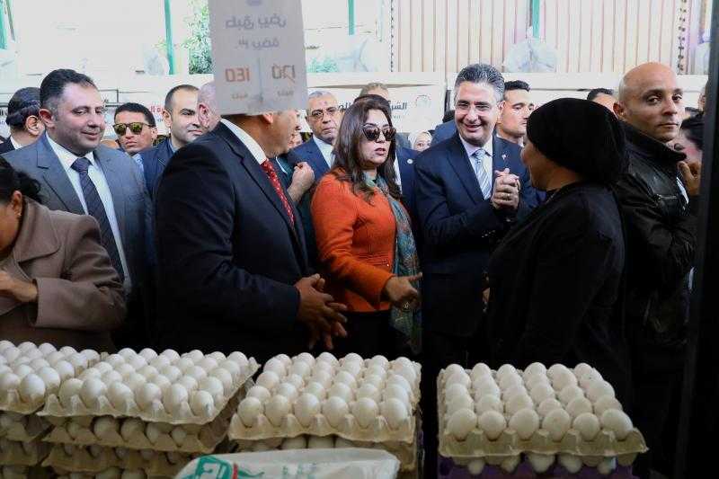 وزيرا التموين والتنمية المحلية يفتتحان سوق اليوم الواحد بـ”الزيتون”| صور