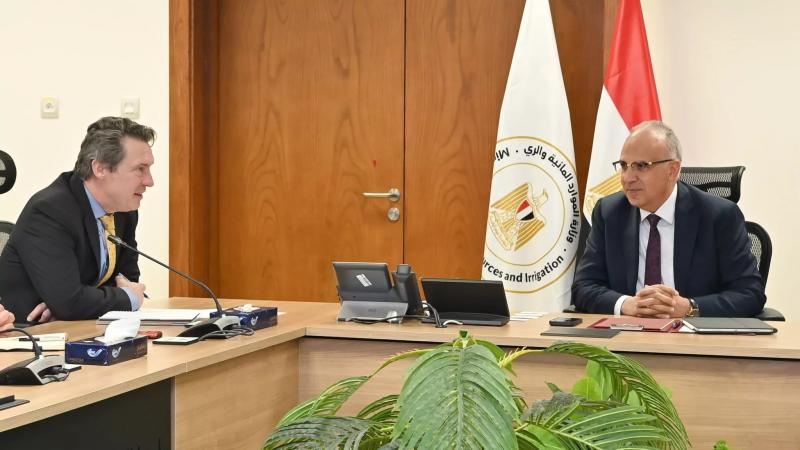 وزير الرى يبحث مع المدير الإقليمي للبنك الأوروبي لإعادة الإعمار والتنمية حول سُبل تعزيز التعاون