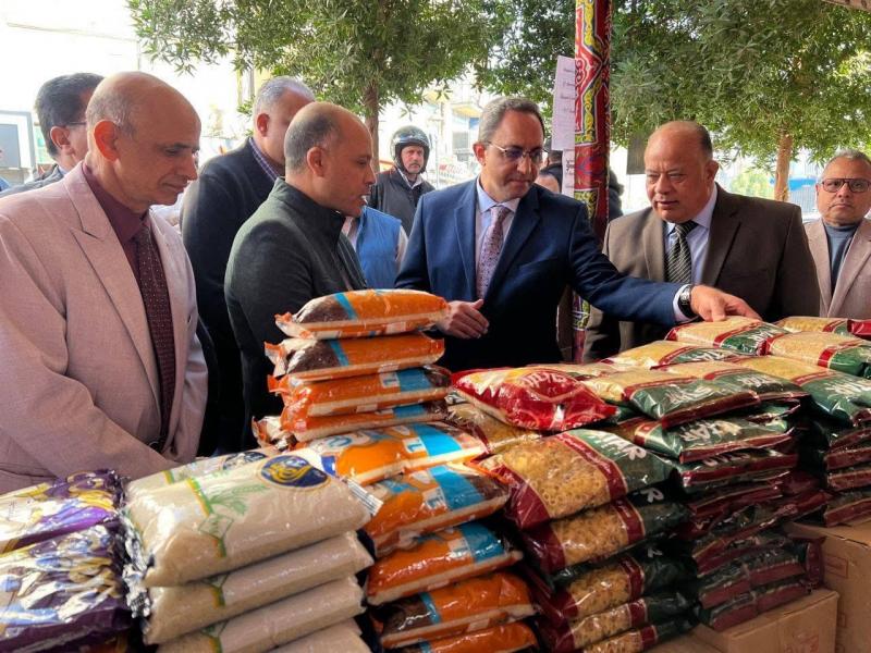 افتتاح المعرض الدائم بميدان بمدينة قنا لتوفير السلع الغذائية