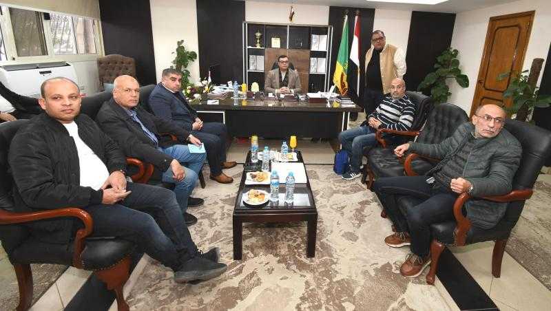 وزير الإسكان يتابع موقف مشروعات الإسكان والخدمات بـ”الشروق”