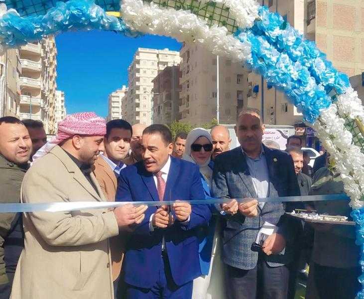 محافظ مطروح يفتتح سوق اليوم الواحد لتوفير السلع الأساسية للمواطنين| صور