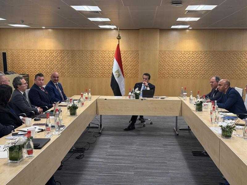 خالد عبدالغفار: الدولة المصرية تولى اهتمامًا كبيرا لتوطين صناعة الأدوية