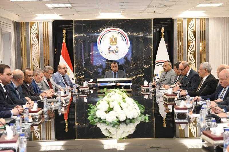 وزير الإنتاج الحربى يناقش الموازنة العامة للشركات والوحدات التابعة للوزارة