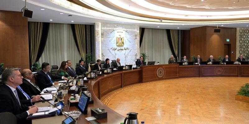 مجلس الوزراء يناقش مشروع قانون المناطق المركزية للمال والأعمال