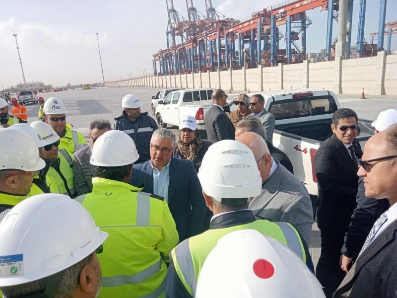 رئيس المنطقة الاقتصادية يتفقد الأوناش الجديدة بمحطة الحاويات