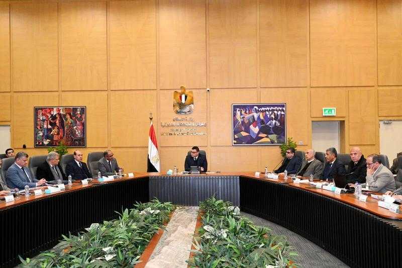 وزير الإسكان يتابع موقف المشروعات المنفذة ضمن ”حياة كريمة”