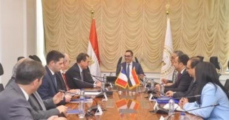 شركة ”إيرباص هليكوبتر ”العالمية تناقش مشروع تصنيع وتجميع منظومة طيران متكاملة بمصر