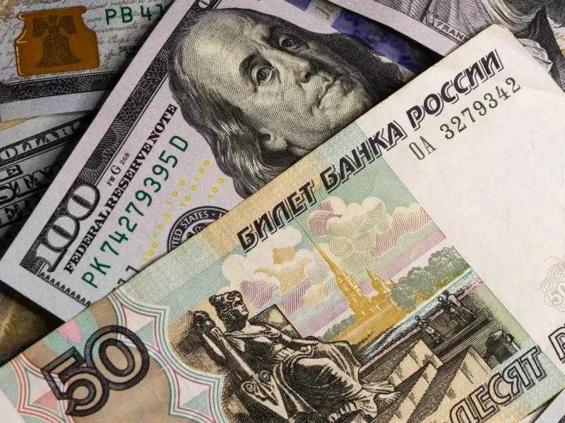الروبل يتراجع أمام الدولار بعد حزمة عقوبات أوروبية جديدة تستهدف قطاع الطاقة