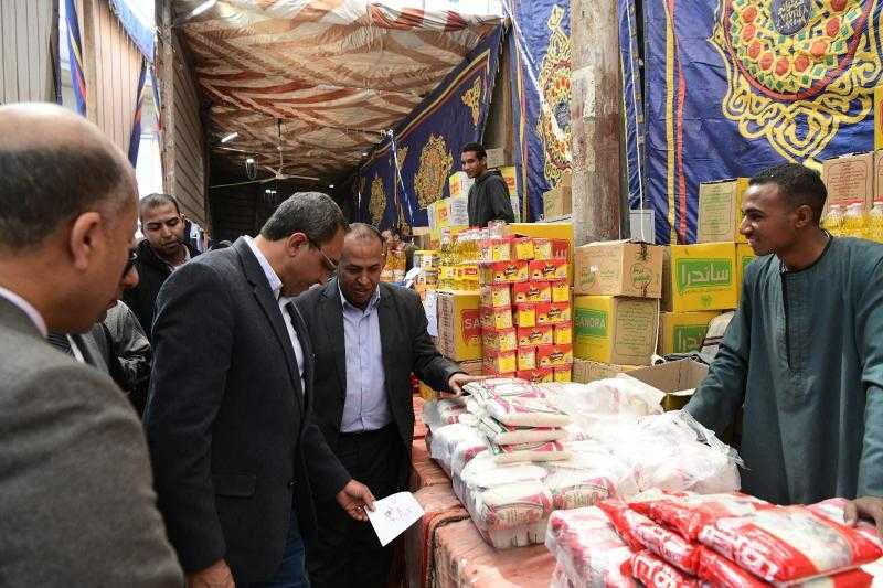 محافظ قنا يفتتح ”سوق اليوم الواحد” بـ”قوص” لتوفير السلع الأساسية| صور