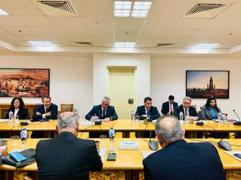 ”الخارجية” و”اقتصادية قناة السويس” تبحثان التعاون لجذب الاستثمارات الأجنبية