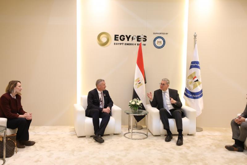 وزير البترول يبحث خطط إكسون موبيل لزيادة إنتاج الغاز بمنطقة غرب المتوسط