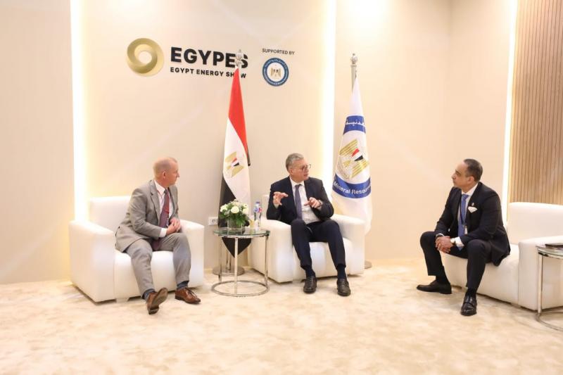 وزير البترول يلتقى وفدًا من كبار مسئولى شركة هاليبرتون العالمية
