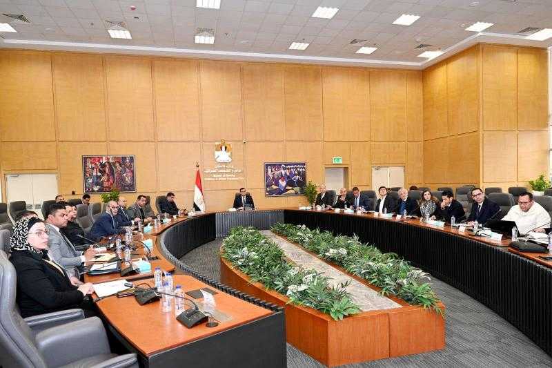 وزير الإسكان يتابع تنفيذ أبراج ”الداون تاون” وبحيرات ”كريستال لاجون” بالعلمين