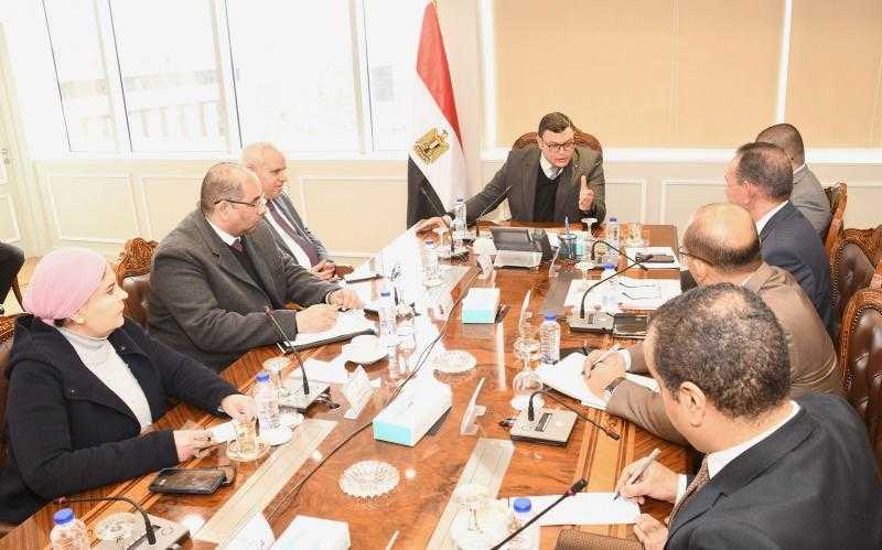 وزير الإسكان يلتقى مسئولي شركة إدارة الطرق لمناقشة الاستفادة من الإعلانات
