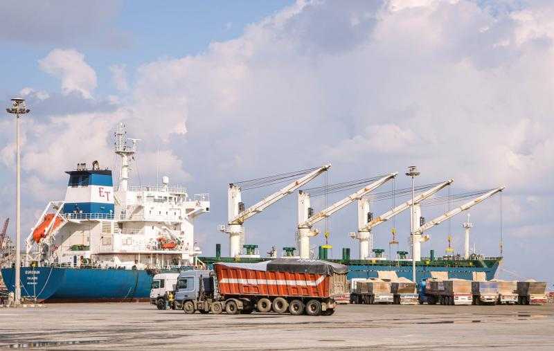 تضم ذرة وفول وخردة.. ميناء دمياط يستقبل 49061 طنًا من البضائع